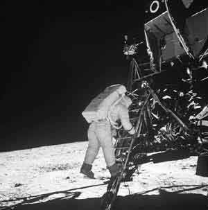 Aldrin på vej ned på måneoverfladen
