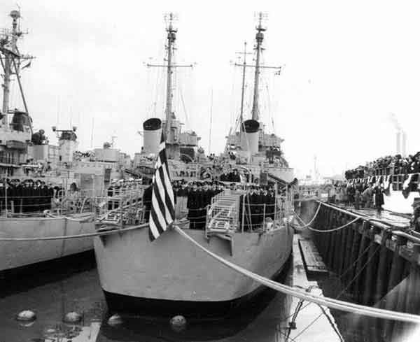 »USS Eldridge« DE-173 (Destroyer Escort) og søsterskibet »USS Garfield 
        Thomas« DE-193 ligger her i Boston Flådehavn, Massachusetts