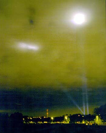 Laserlys på nattehimlen