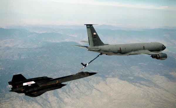Blackbird SR-71 får fyldt brændstof på af en KC-135 Tanker